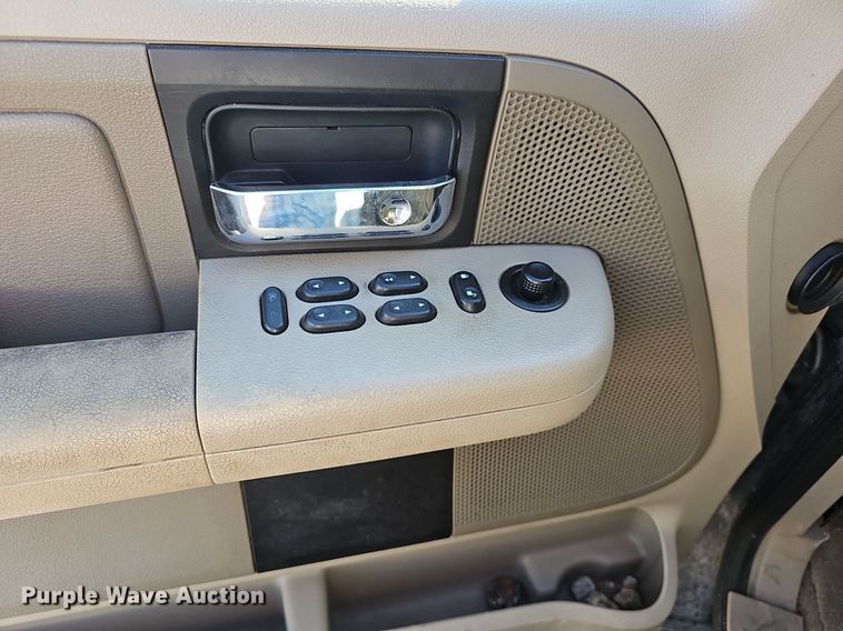 image for item DN8730 2005 Ford F150  SuperCrew pickup truck