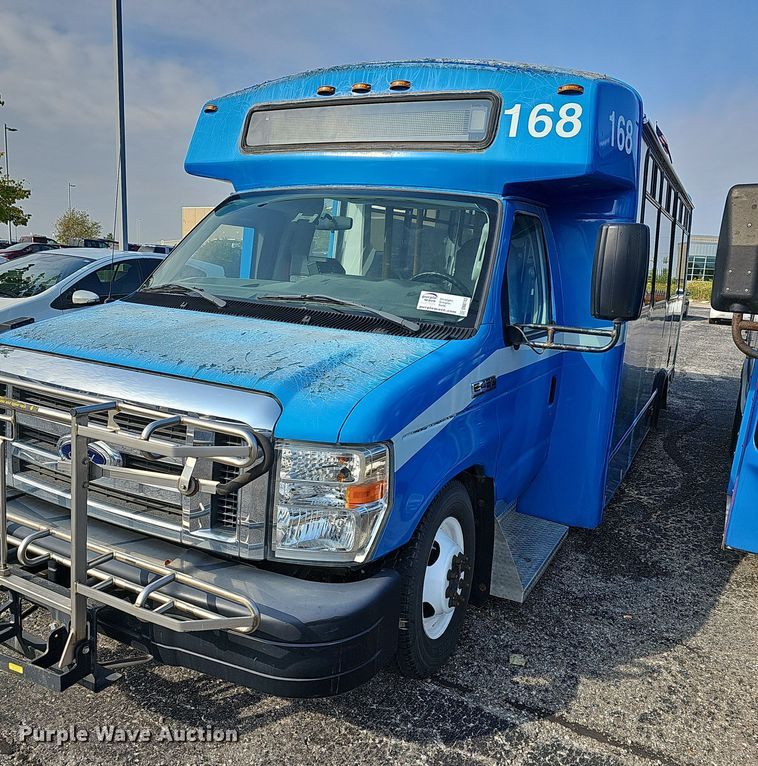 image for item DN8743 2015 Ford E450 Super Duty  shuttle bus