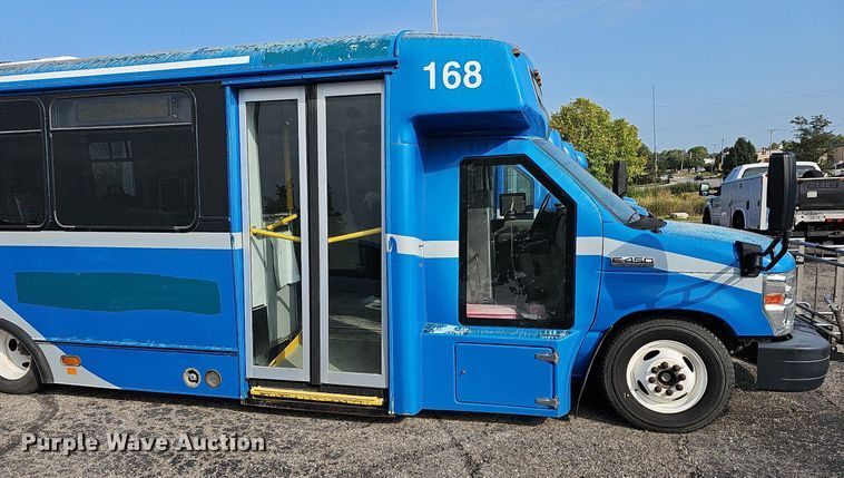 image for item DN8743 2015 Ford E450 Super Duty  shuttle bus