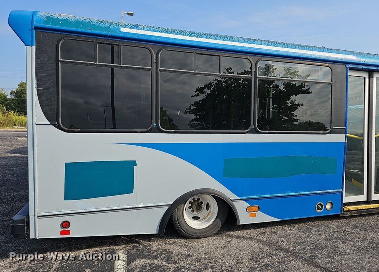 image for item DN8743 2015 Ford E450 Super Duty  shuttle bus