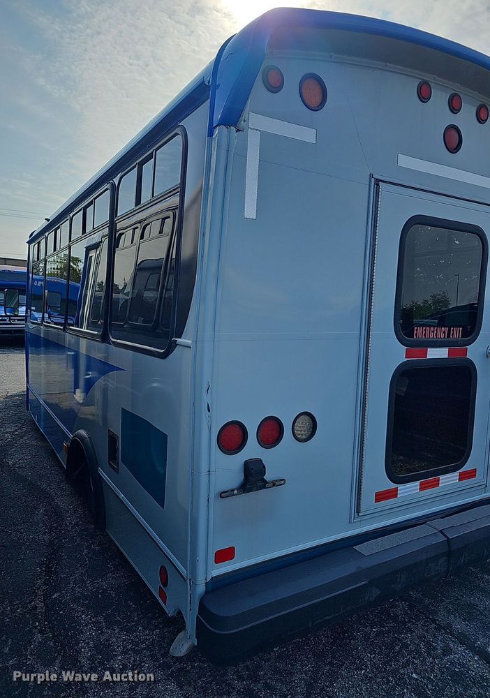 image for item DN8743 2015 Ford E450 Super Duty  shuttle bus