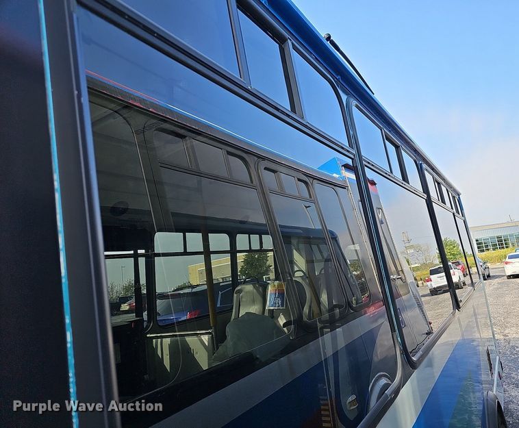 image for item DN8743 2015 Ford E450 Super Duty  shuttle bus