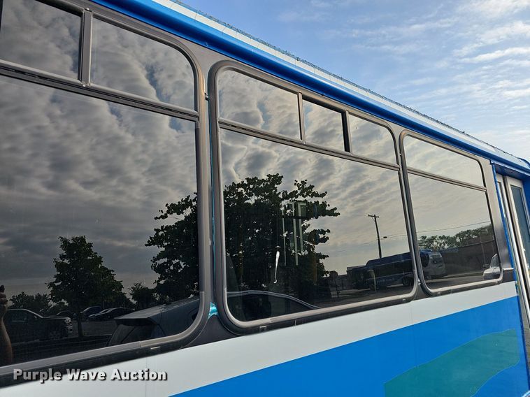 image for item DN8743 2015 Ford E450 Super Duty  shuttle bus