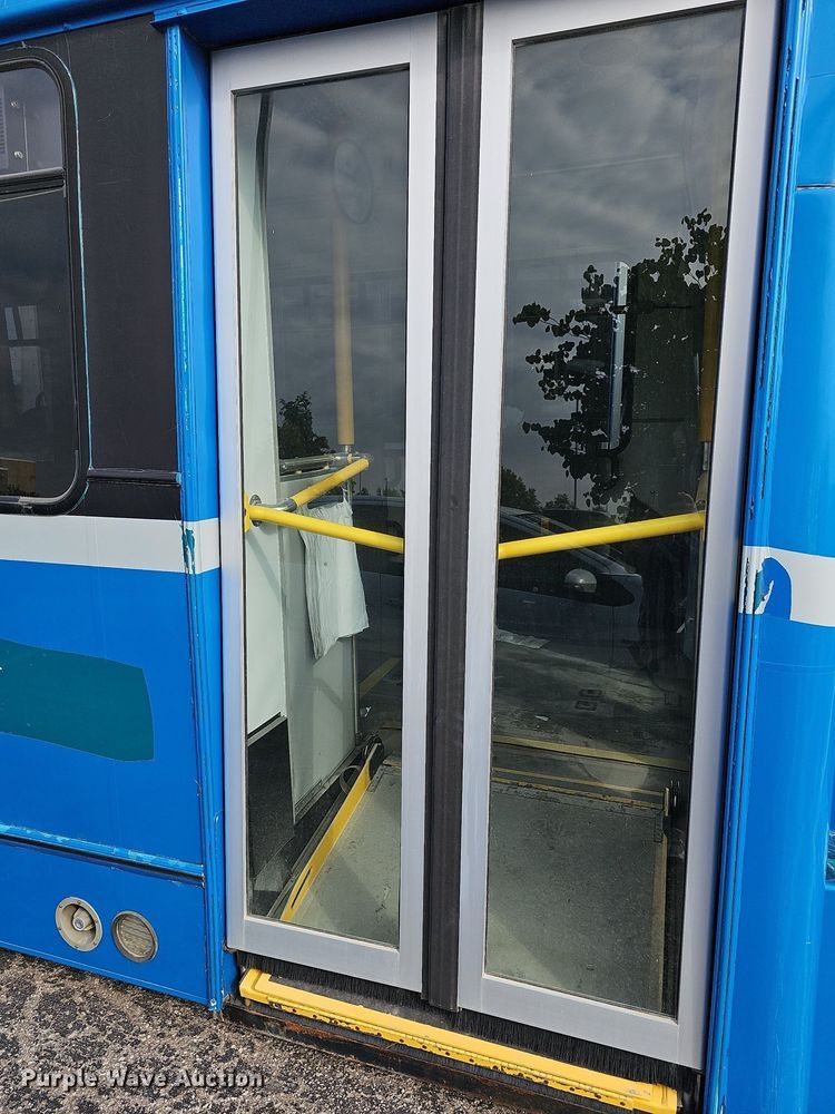 image for item DN8743 2015 Ford E450 Super Duty  shuttle bus