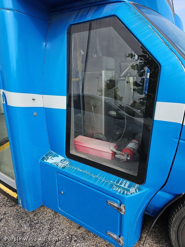 image for item DN8743 2015 Ford E450 Super Duty  shuttle bus