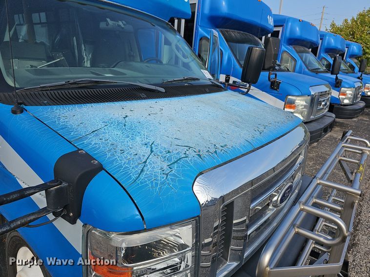 image for item DN8743 2015 Ford E450 Super Duty  shuttle bus