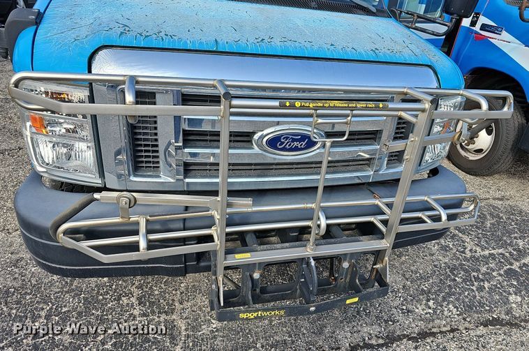 image for item DN8743 2015 Ford E450 Super Duty  shuttle bus