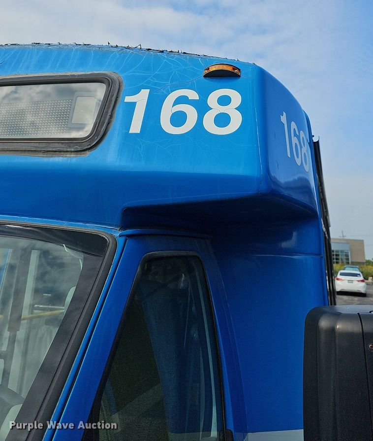 image for item DN8743 2015 Ford E450 Super Duty  shuttle bus