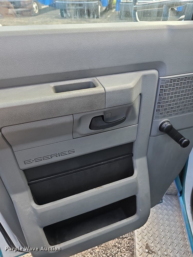 image for item DN8743 2015 Ford E450 Super Duty  shuttle bus