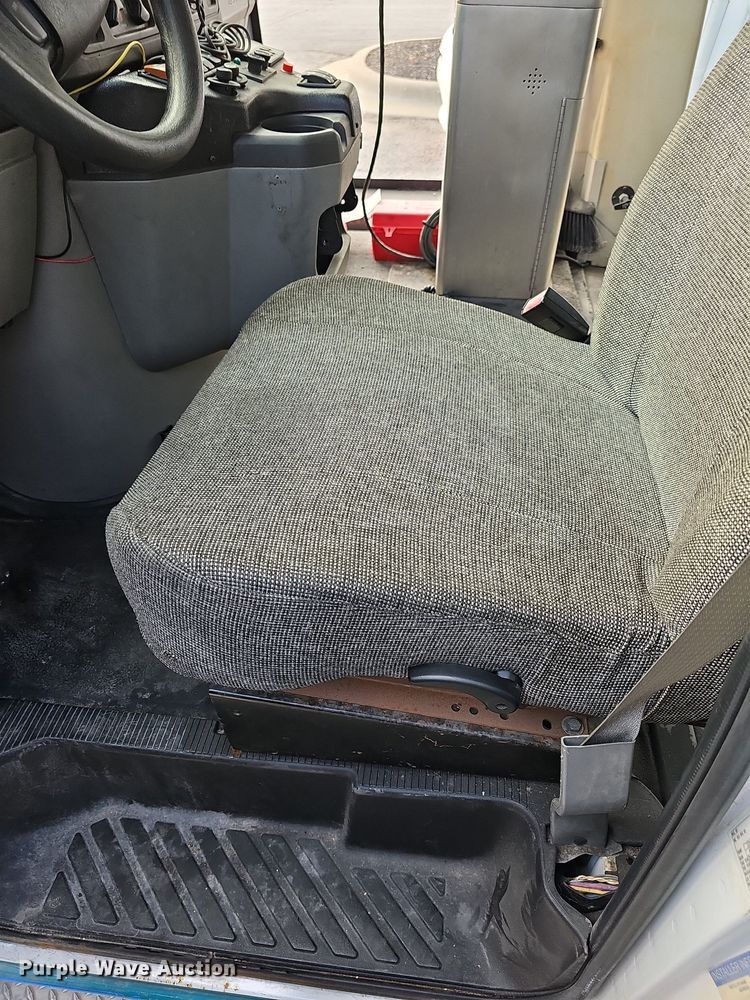 image for item DN8743 2015 Ford E450 Super Duty  shuttle bus