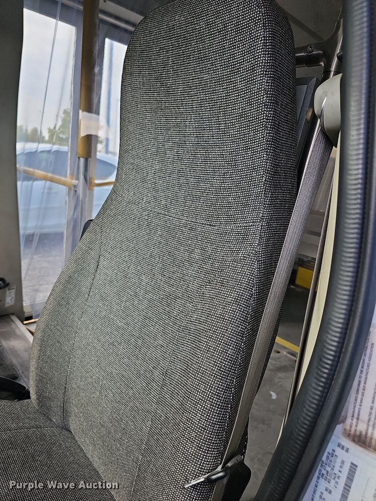 image for item DN8743 2015 Ford E450 Super Duty  shuttle bus