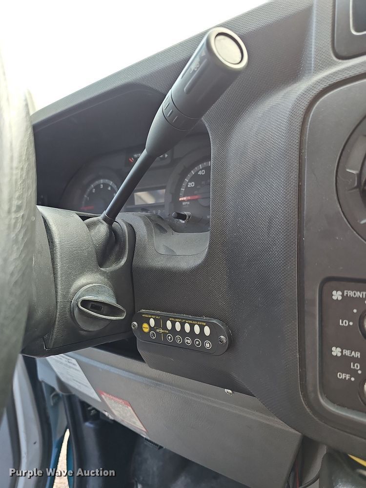 image for item DN8743 2015 Ford E450 Super Duty  shuttle bus