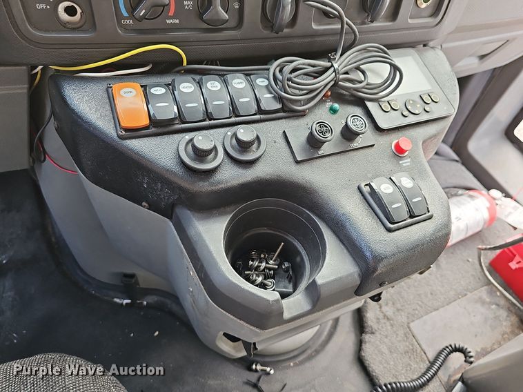 image for item DN8743 2015 Ford E450 Super Duty  shuttle bus