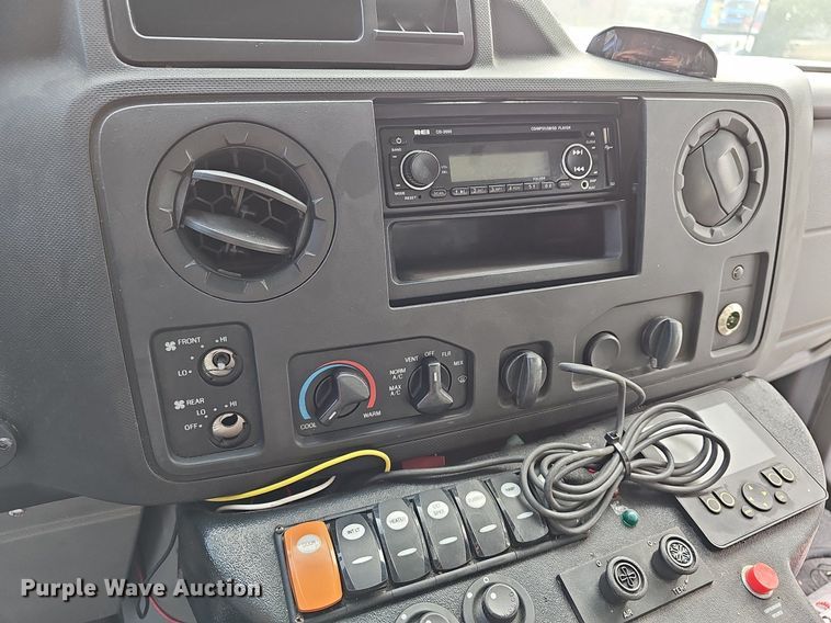 image for item DN8743 2015 Ford E450 Super Duty  shuttle bus