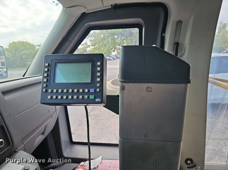 image for item DN8743 2015 Ford E450 Super Duty  shuttle bus