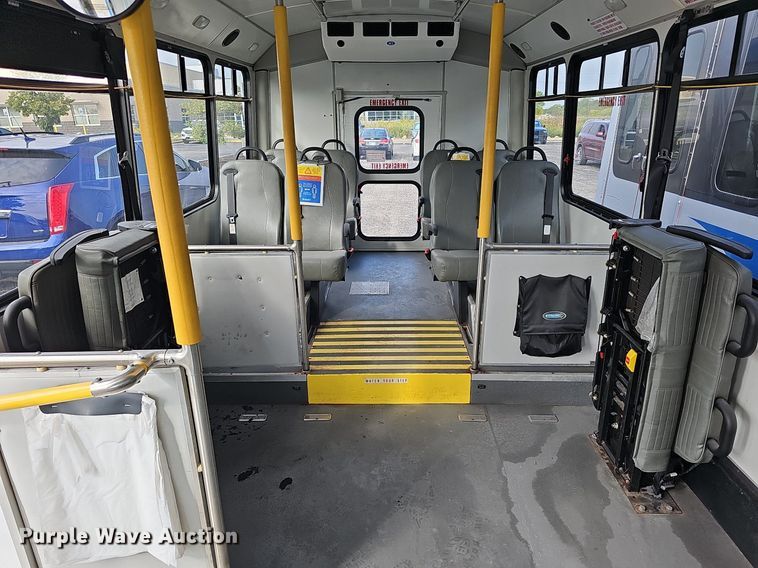 image for item DN8743 2015 Ford E450 Super Duty  shuttle bus