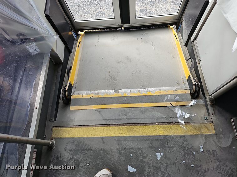 image for item DN8743 2015 Ford E450 Super Duty  shuttle bus