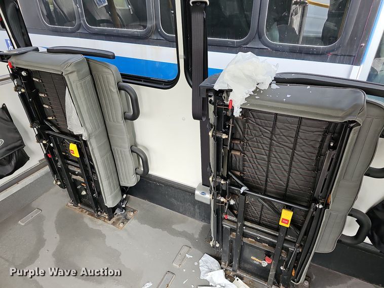 image for item DN8743 2015 Ford E450 Super Duty  shuttle bus