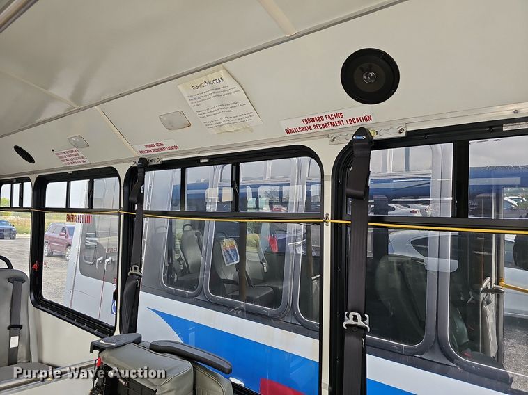 image for item DN8743 2015 Ford E450 Super Duty  shuttle bus