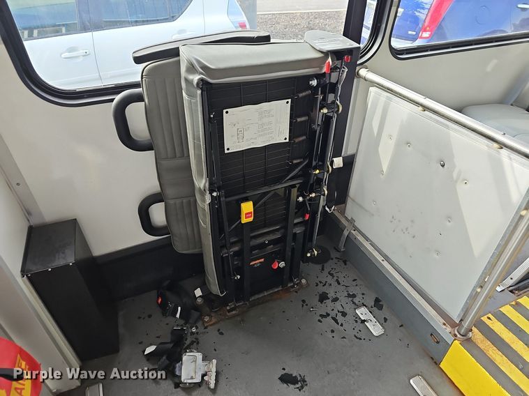 image for item DN8743 2015 Ford E450 Super Duty  shuttle bus