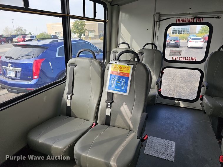 image for item DN8743 2015 Ford E450 Super Duty  shuttle bus