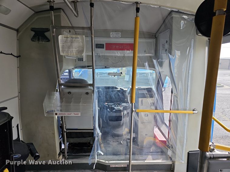 image for item DN8743 2015 Ford E450 Super Duty  shuttle bus