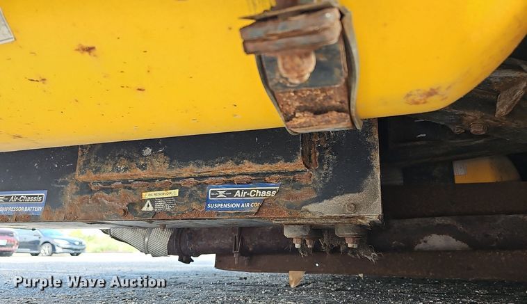 image for item DN8743 2015 Ford E450 Super Duty  shuttle bus