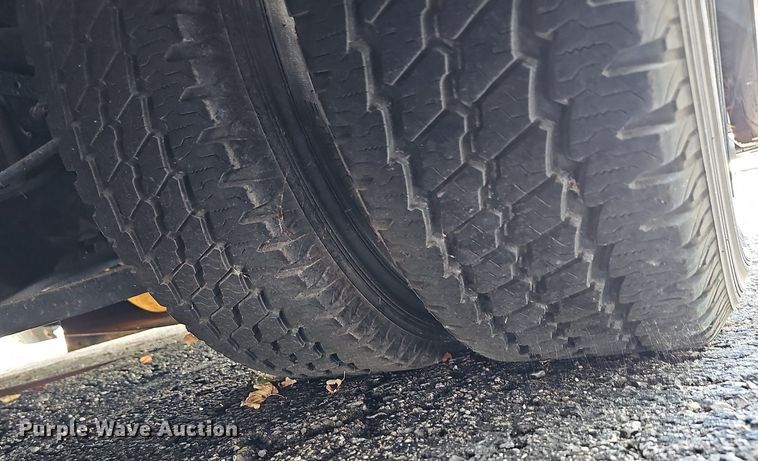 image for item DN8743 2015 Ford E450 Super Duty  shuttle bus