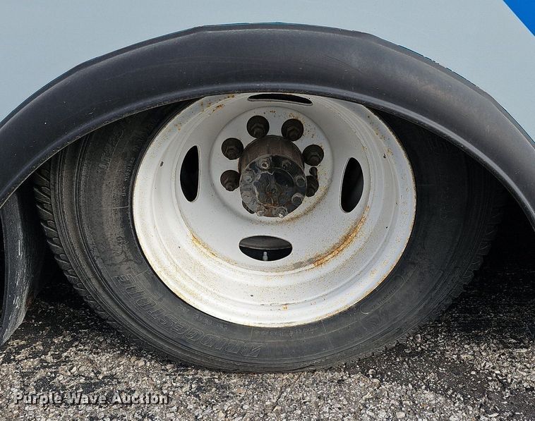 image for item DN8743 2015 Ford E450 Super Duty  shuttle bus