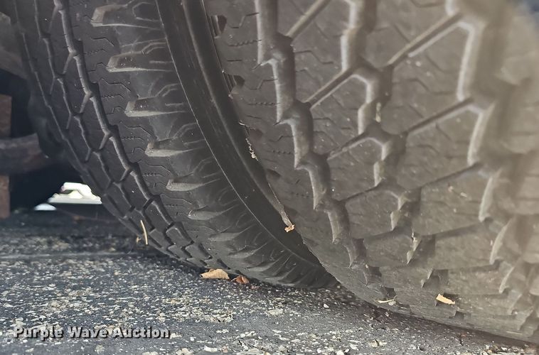 image for item DN8743 2015 Ford E450 Super Duty  shuttle bus