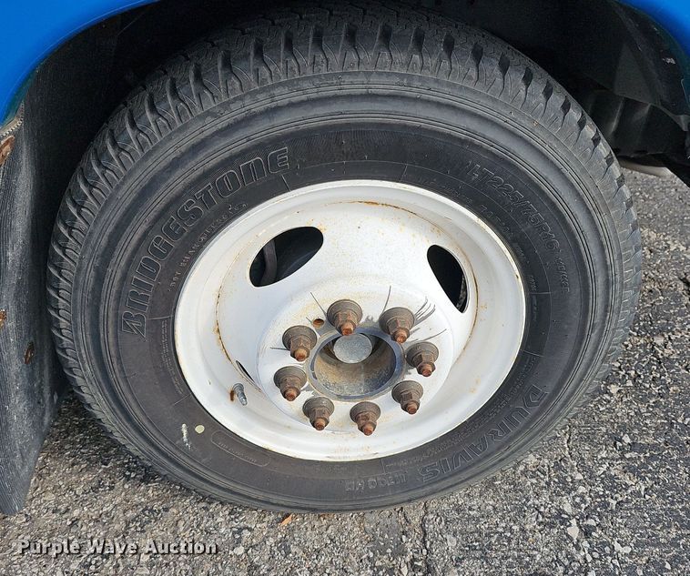 image for item DN8743 2015 Ford E450 Super Duty  shuttle bus