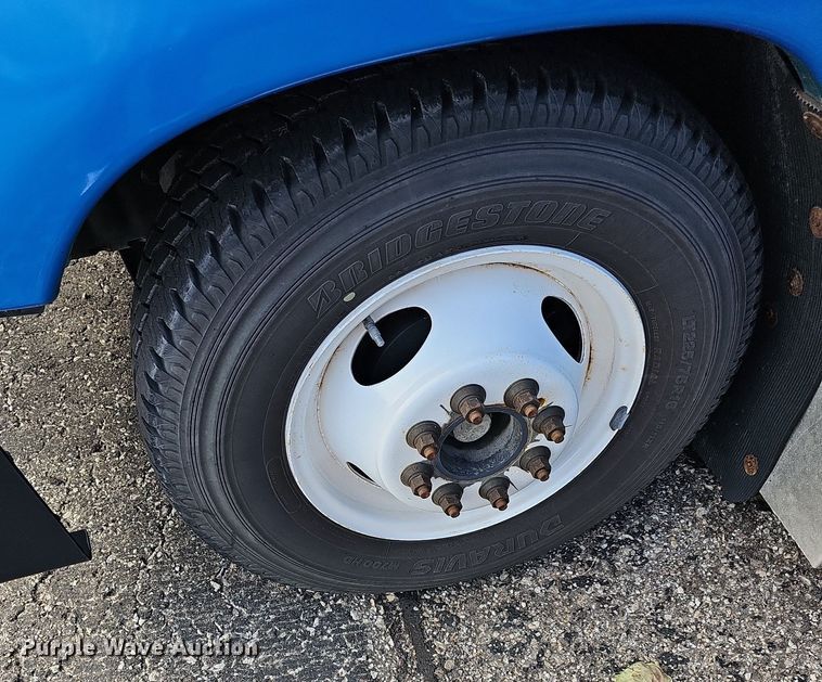 image for item DN8743 2015 Ford E450 Super Duty  shuttle bus