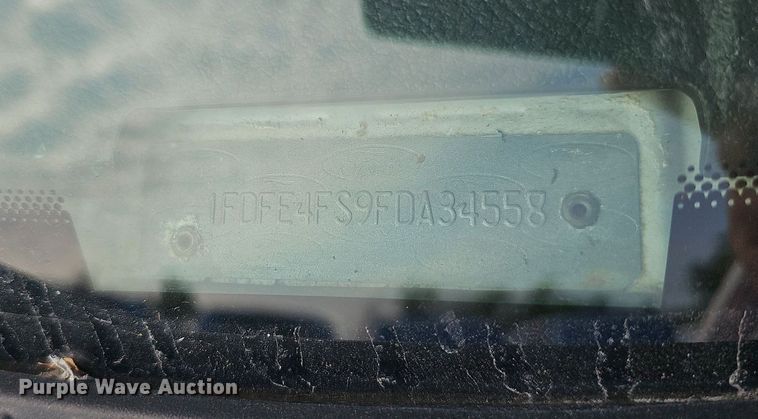 image for item DN8743 2015 Ford E450 Super Duty  shuttle bus