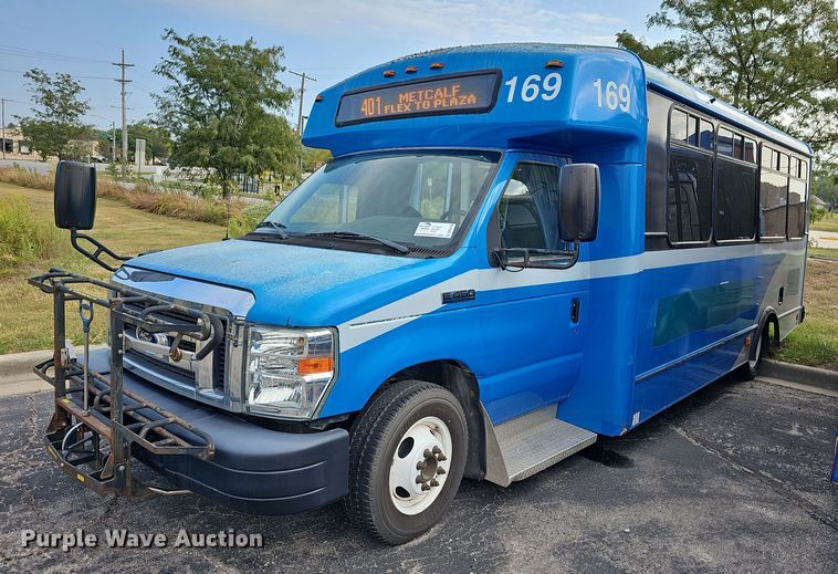 image for item DN8744 2015 Ford E450 Super Duty  shuttle bus