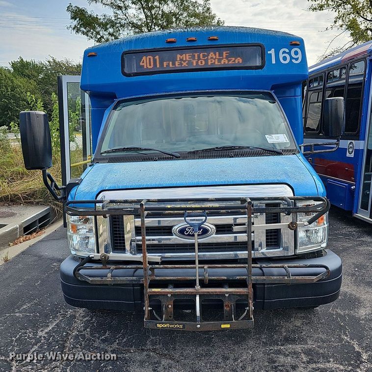 image for item DN8744 2015 Ford E450 Super Duty  shuttle bus
