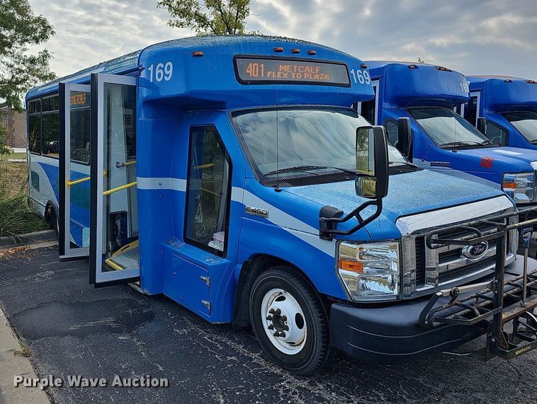 image for item DN8744 2015 Ford E450 Super Duty  shuttle bus