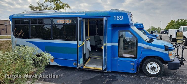 image for item DN8744 2015 Ford E450 Super Duty  shuttle bus