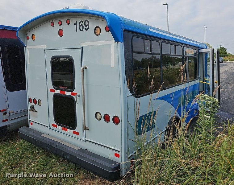 image for item DN8744 2015 Ford E450 Super Duty  shuttle bus