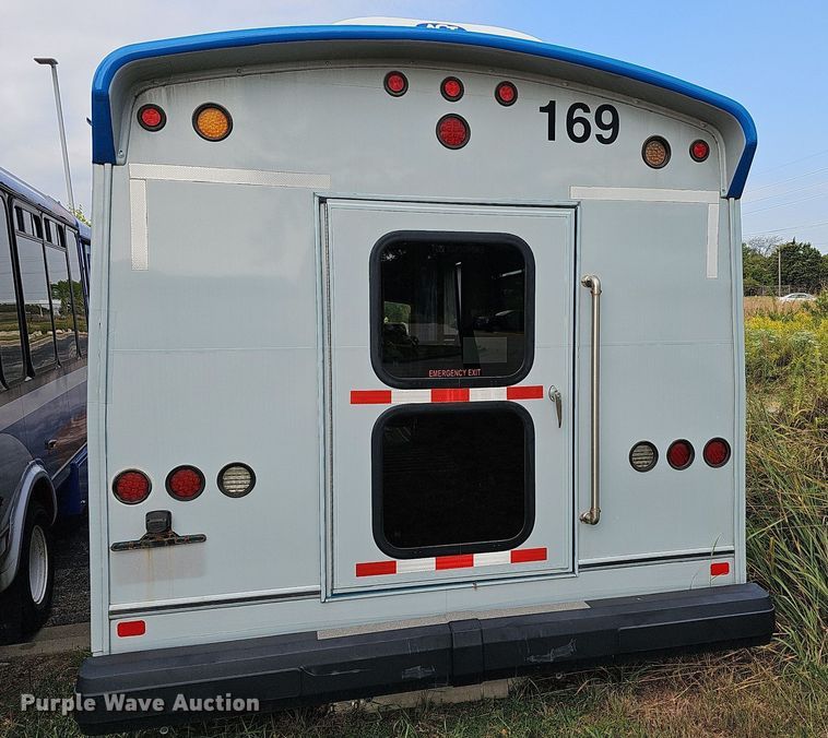 image for item DN8744 2015 Ford E450 Super Duty  shuttle bus