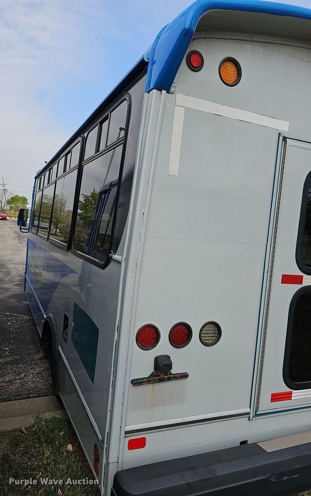 image for item DN8744 2015 Ford E450 Super Duty  shuttle bus