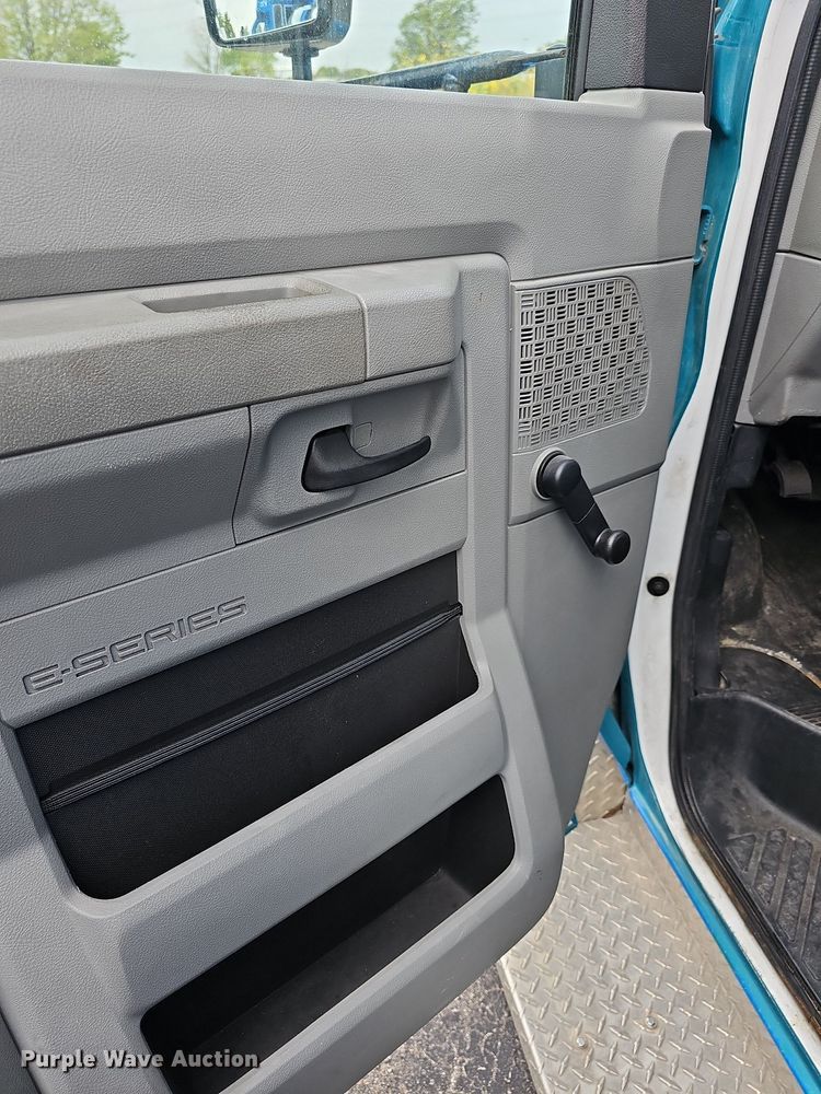 image for item DN8744 2015 Ford E450 Super Duty  shuttle bus