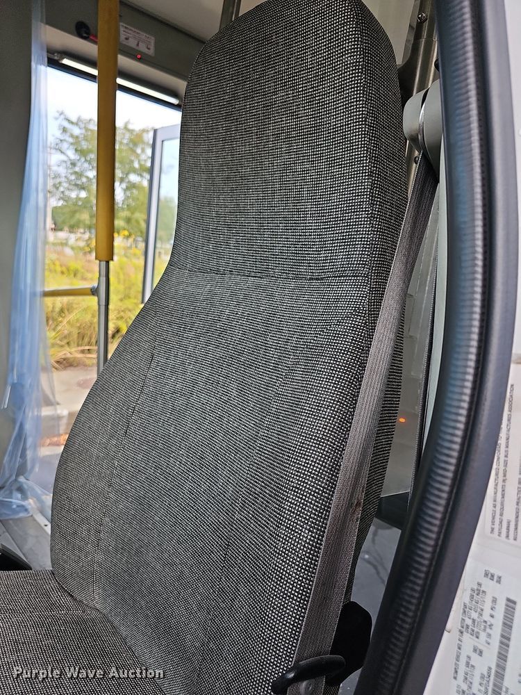 image for item DN8744 2015 Ford E450 Super Duty  shuttle bus