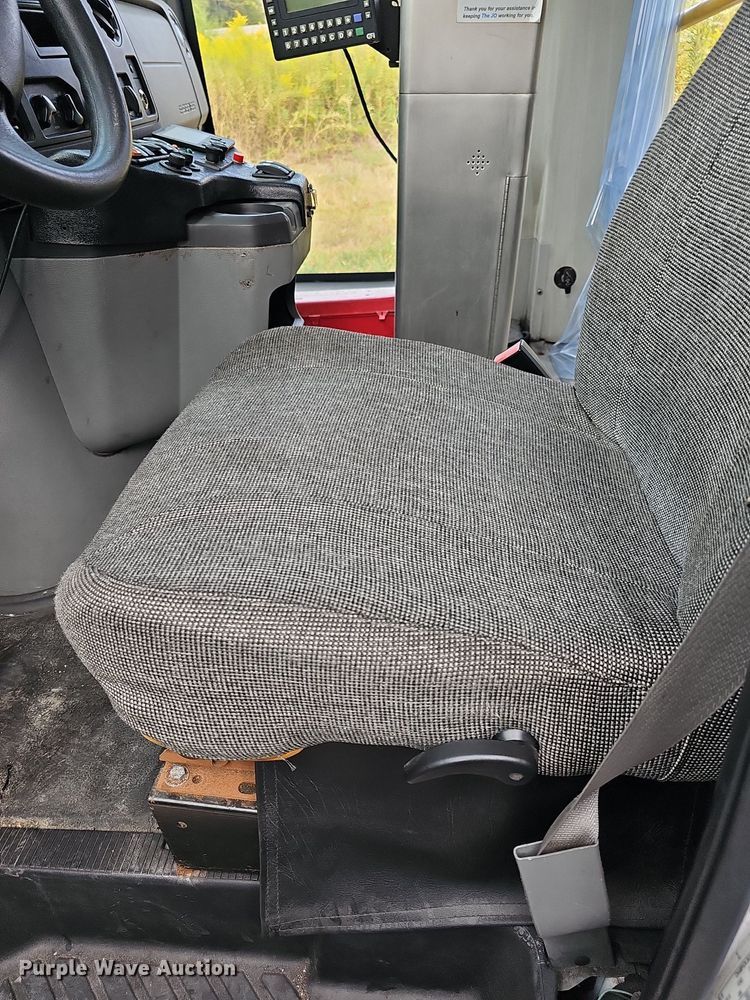 image for item DN8744 2015 Ford E450 Super Duty  shuttle bus