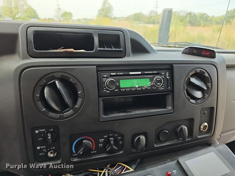 image for item DN8744 2015 Ford E450 Super Duty  shuttle bus