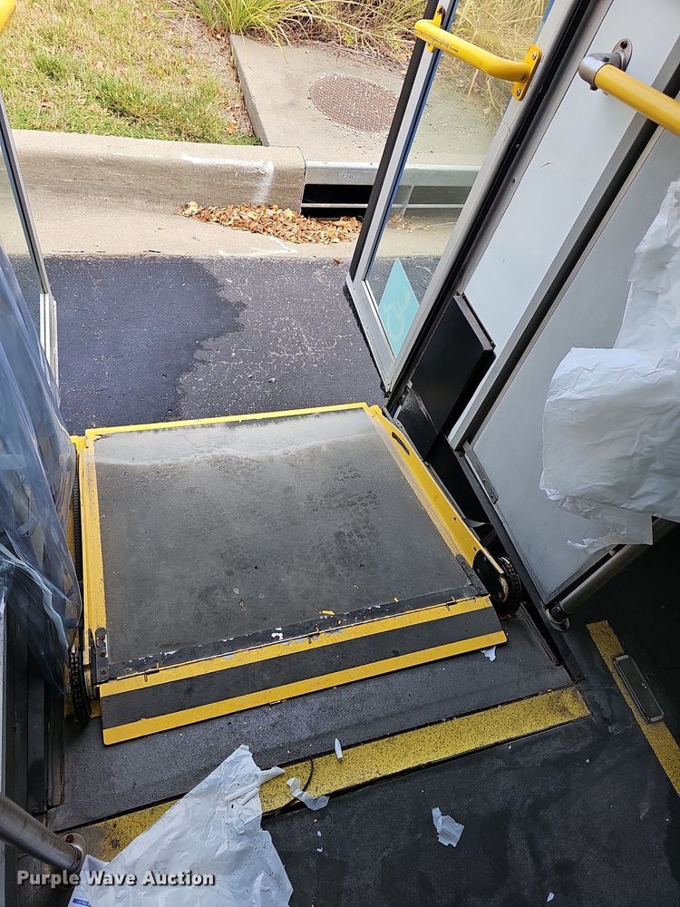 image for item DN8744 2015 Ford E450 Super Duty  shuttle bus