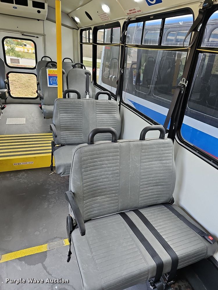 image for item DN8744 2015 Ford E450 Super Duty  shuttle bus