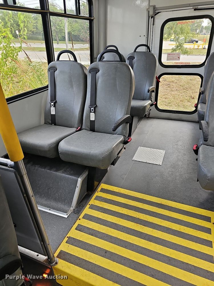 image for item DN8744 2015 Ford E450 Super Duty  shuttle bus