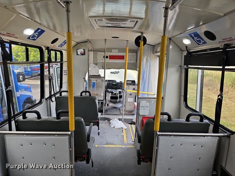 image for item DN8744 2015 Ford E450 Super Duty  shuttle bus