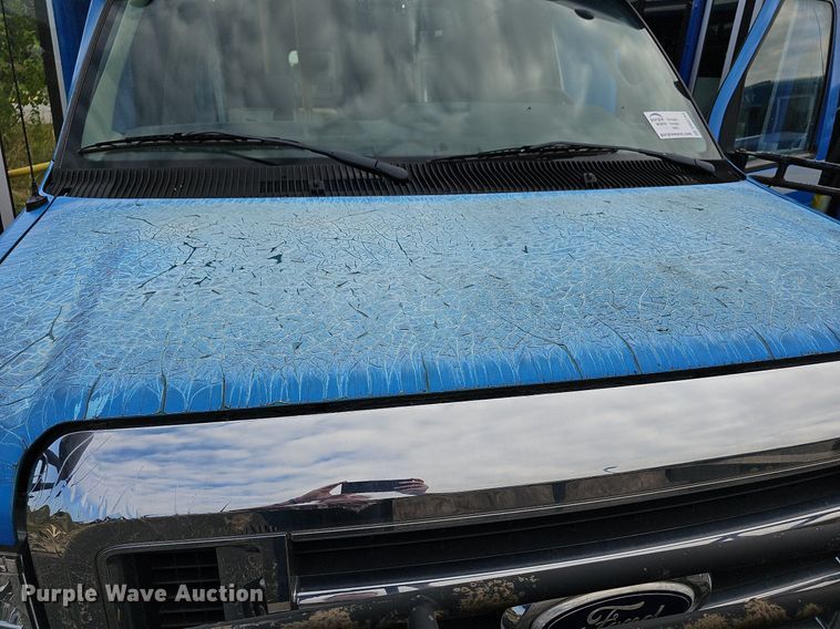 image for item DN8744 2015 Ford E450 Super Duty  shuttle bus