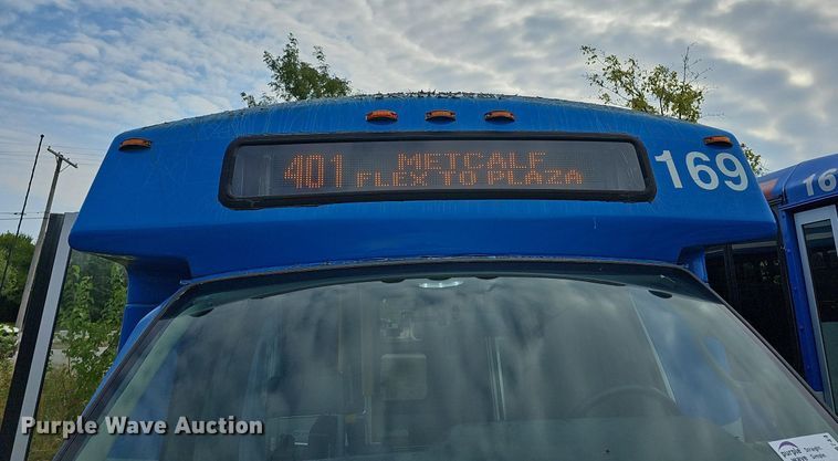 image for item DN8744 2015 Ford E450 Super Duty  shuttle bus